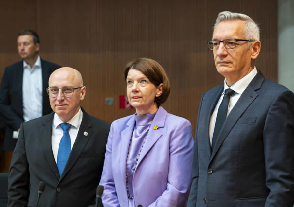 Anhörung der Nachrichtendienste EUR, Deutschland, Berlin, 05.10.2026: (l-r) Sinan Selen, Präsident des Bundesamtes für Verfassungsschutz , Martina Rosenberg (schaut nach oben), Präsidentin des Bundesamtes für den Militärischen Abschirmdienst und Martin Jäger, Präsident des BundesnachrichtendienstesAnhörung der Präsidenten der Nachrichtendienste des Bundes. Das Parlamentarische Kontrollgremium kontrolliert die nachrichtendienstliche Tätigkeit des Bundes.