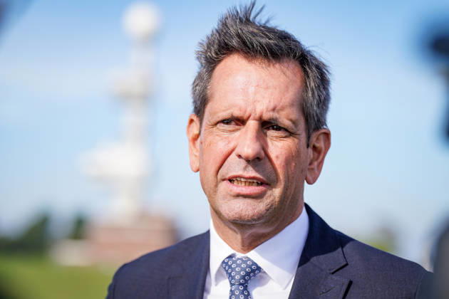 Deutschland, Emden: Niedersachsens Ministerpräsident Olaf Lies beim Pressetermin zur Entscheidung über die Einrichtung eines zweiten Marinestützpunktes der Deutschen Marine in Emden. Porträt, Nahaufnahme, Olaf Lies, Ministerpräsident, Niedersachsen, Landesregierung, Deutsche Marine, Bundeswehr, Marinestützpunkt, Standortentscheidung, Verteidigungspolitik, Sicherheitspolitik, Emden, Nordseeküste. Copyright: xJOERANxSTEINSIEKx