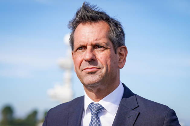 Deutschland, Emden: Niedersachsens Ministerpräsident Olaf Lies beim Pressetermin zur Entscheidung über die Einrichtung eines zweiten Marinestützpunktes der Deutschen Marine in Emden. Porträt, Nahaufnahme, Olaf Lies, Ministerpräsident, Niedersachsen, Landesregierung, Deutsche Marine, Bundeswehr, Marinestützpunkt, Standortentscheidung, Verteidigungspolitik, Sicherheitspolitik, Emden, Nordseeküste. Copyright: xJOERANxSTEINSIEKx