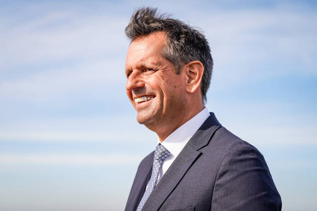 Deutschland, Emden: Niedersachsens Ministerpräsident Olaf Lies lächelt beim Pressetermin zur Entscheidung über die Einrichtung eines zweiten Marinestützpunktes der Deutschen Marine in Emden. Porträt, Seitenprofil, Olaf Lies, Ministerpräsident, Niedersachsen, Landesregierung, Deutsche Marine, Bundeswehr, Marinestützpunkt, Standortentscheidung, Verteidigungspolitik, Sicherheitspolitik, Emden, Nordseeküste. Copyright: xJOERANxSTEINSIEKx