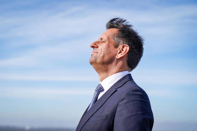 Deutschland, Emden: Niedersachsens Ministerpräsident Olaf Lies genießt mit geschlossenen Augen einen Moment in der Sonne beim Pressetermin zur Entscheidung über den neuen Marinestützpunkt der Deutschen Marine in Emden. Porträt, Seitenprofil, Olaf Lies, Ministerpräsident, Niedersachsen, Landesregierung, Deutsche Marine, Bundeswehr, Marinestützpunkt, Standortentscheidung, Emden, Nordseeküste. Copyright: xJOERANxSTEINSIEKx