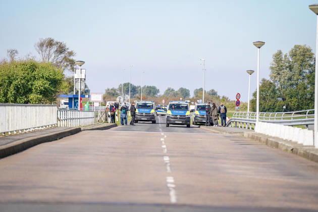 Deutschland, Emden: Polizeifahrzeuge und Einsatzkräfte sichern die Zufahrt am Hauptschöpfwerk Knock während des Pressetermins zur Entscheidung über den neuen Marinehafen am Rysumer Nacken. Polizei, Polizeieinsatz, Absperrung, Sicherheitsmaßnahmen, Bundeswehr, Deutsche Marine, Marinehafen, Marinestützpunkt, Rysumer Nacken, Knock, Emden, Niedersachsen, kritische Infrastruktur, Standortentscheidung. Copyright: xJOERANxSTEINSIEKx
