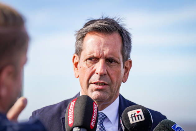 Deutschland, Emden: Niedersachsens Ministerpräsident Olaf Lies gibt Medienvertretern ein Interview zur Entscheidung über den neuen Marinehafen am Rysumer Nacken. Porträt, Interview, Medien, Mikrofone, Presse, Olaf Lies, Ministerpräsident, Niedersachsen, Landesregierung, Deutsche Marine, Bundeswehr, Marinehafen, Marinestützpunkt, Emden, Rysumer Nacken, Standortentscheidung. Copyright: xJOERANxSTEINSIEKx
