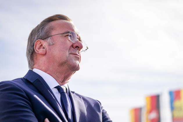 Deutschland, Emden: Bundesverteidigungsminister Boris Pistorius (SPD) blickt zum Abschied nach dem Pressetermin zur Entscheidung über den neuen Marinehafen am Rysumer Nacken in die Ferne. Porträt, Profil, Boris Pistorius, Verteidigungsminister, Bundeswehr, Deutsche Marine, Marinehafen, Marinestützpunkt, Rysumer Nacken, Emden, Niedersachsen, Standortentscheidung, Abschied, Flaggen. Copyright: xJOERANxSTEINSIEKx