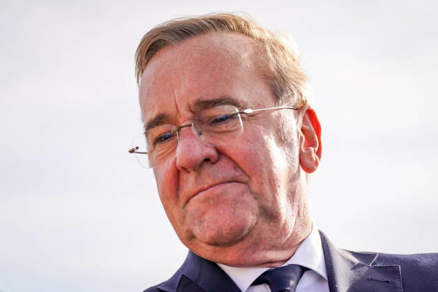 Deutschland, Emden: Bundesverteidigungsminister Boris Pistorius (SPD) beim Abschied nach dem Pressetermin zur Entscheidung über den neuen Marinehafen am Rysumer Nacken. Porträt, Nahaufnahme, Froschperspektive, ernster Gesichtsausdruck, Boris Pistorius, Verteidigungsminister, Bundeswehr, Deutsche Marine, Marinehafen, Marinestützpunkt, Rysumer Nacken, Emden, Niedersachsen, Standortentscheidung. Copyright: xJOERANxSTEINSIEKx
