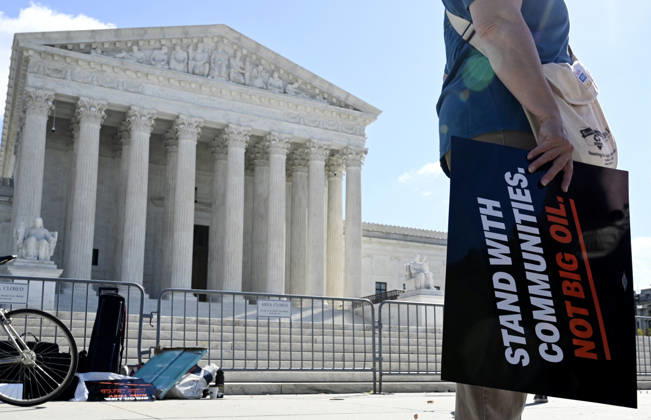 Supreme Court Hears Major Climate Case Against Oil Companies People protest in front of the US Supreme Court as the court considers the Suncor v. Boulder case in Washington, DC, on October 5, 2026. The justices are considering whether states and localities can try to hold oil companies responsible for damages from climate change. If Boulder, Colo., wins, the companies could owe enormous sums.Photo by Olivier Douliery ABACAPRESS.COM Washington DC United States  Copyright: xDoulieryxOlivier ABACAx