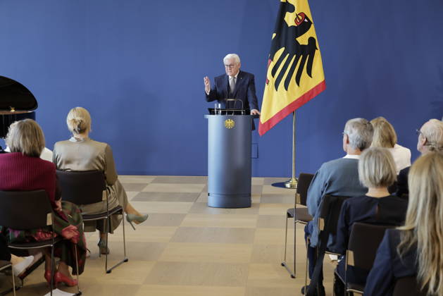Bundespräsident Frank-Walter Steinmeier , Deutschland, Berlin, Amtssitz am Spreebogen, Bundespräsident Frank-Walter Steinmeier hat 21 Bürgerinnen und Bürger zum Tag der Deutschen Einheit mit dem Verdienstorden der Bundesrepublik Deutschland ausgezeichnet.