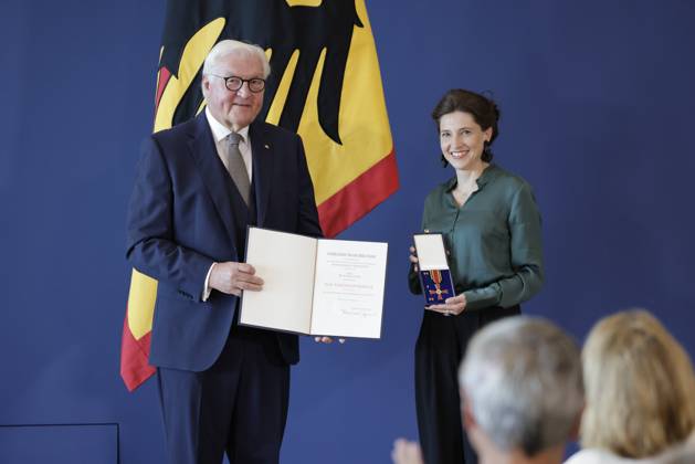 Bundespräsident Frank-Walter Steinmeier , Dr. Daniela Danz, Kranichfeld Thüringen, Deutschland, Berlin, Amtssitz am Spreebogen, Bundespräsident Frank-Walter Steinmeier hat 21 Bürgerinnen und Bürger zum Tag der Deutschen Einheit mit dem Verdienstorden der Bundesrepublik Deutschland ausgezeichnet.