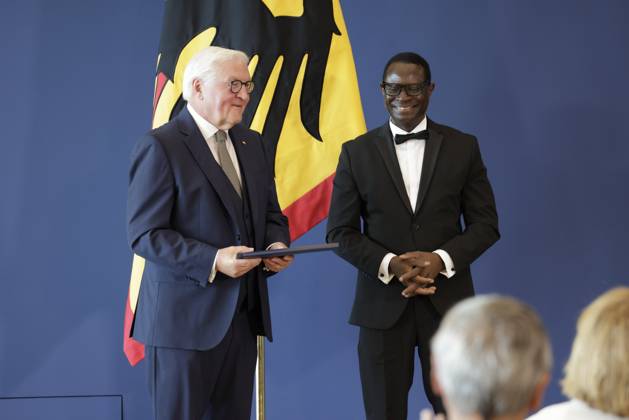 Bundespräsident Frank-Walter Steinmeier, Dr. Karamba Diaby, Halle (Saale) Sachsen-Anhalt, Deutschland, Berlin, Amtssitz am Spreebogen, Bundespräsident Frank-Walter Steinmeier hat 21 Bürgerinnen und Bürger zum Tag der Deutschen Einheit mit dem Verdienstorden der Bundesrepublik Deutschland ausgezeichnet.