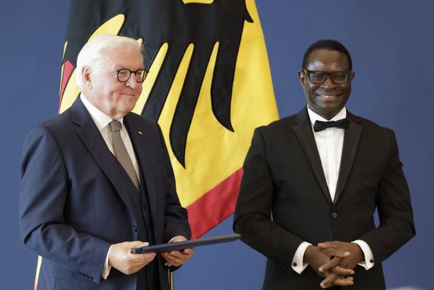Bundespräsident Frank-Walter Steinmeier, Dr. Karamba Diaby, Halle (Saale) Sachsen-Anhalt, Deutschland, Berlin, Amtssitz am Spreebogen, Bundespräsident Frank-Walter Steinmeier hat 21 Bürgerinnen und Bürger zum Tag der Deutschen Einheit mit dem Verdienstorden der Bundesrepublik Deutschland ausgezeichnet.