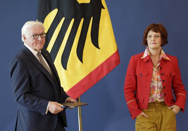 Bundespräsident Frank-Walter, Annette Dittert, London Vereinigtes Königreich, Deutschland, Berlin, Amtssitz am Spreebogen, Bundespräsident Frank-Walter Steinmeier hat 21 Bürgerinnen und Bürger zum Tag der Deutschen Einheit mit dem Verdienstorden der Bundesrepublik Deutschland ausgezeichnet.
