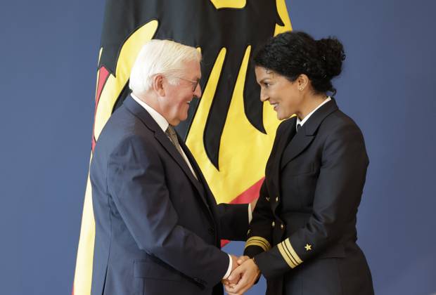 Bundespräsident Frank-Walter Steinmeier, Nariman Hammouti, Hannover Niedersachsen, Deutschland, Berlin, Amtssitz am Spreebogen, Bundespräsident Frank-Walter Steinmeier hat 21 Bürgerinnen und Bürger zum Tag der Deutschen Einheit mit dem Verdienstorden der Bundesrepublik Deutschland ausgezeichnet.