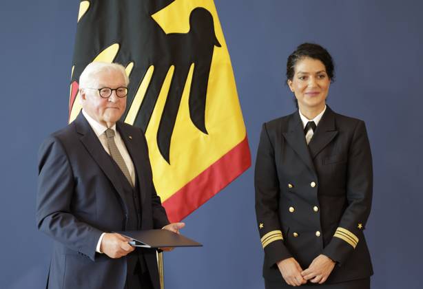 Bundespräsident Frank-Walter Steinmeier, Nariman Hammouti, Hannover Niedersachsen, Deutschland, Berlin, Amtssitz am Spreebogen, Bundespräsident Frank-Walter Steinmeier hat 21 Bürgerinnen und Bürger zum Tag der Deutschen Einheit mit dem Verdienstorden der Bundesrepublik Deutschland ausgezeichnet.