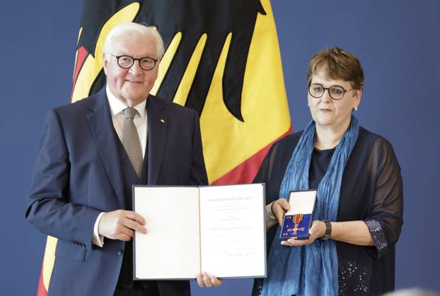 Bundespräsident Frank-Walter Steinmeier, Dr. Gudrun Heinrich, Rostock Mecklenburg-Vorpommern, Deutschland, Berlin, Amtssitz am Spreebogen, Bundespräsident Frank-Walter Steinmeier hat 21 Bürgerinnen und Bürger zum Tag der Deutschen Einheit mit dem Verdienstorden der Bundesrepublik Deutschland ausgezeichnet.