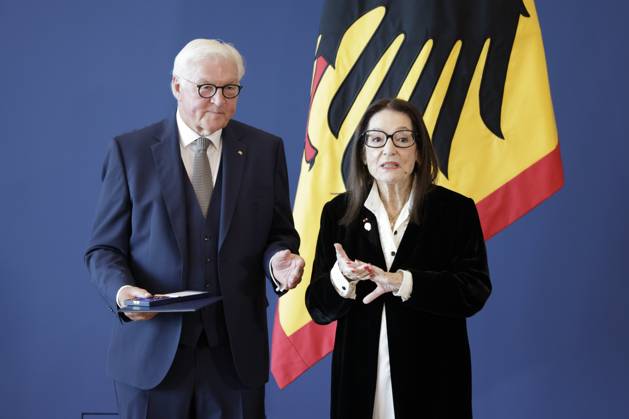 Bundespräsident Frank-Walter Steinmeier, Nana Mouskouri, Genf Schweiz, Deutschland, Berlin, Amtssitz am Spreebogen, Bundespräsident Frank-Walter Steinmeier hat 21 Bürgerinnen und Bürger zum Tag der Deutschen Einheit mit dem Verdienstorden der Bundesrepublik Deutschland ausgezeichnet.