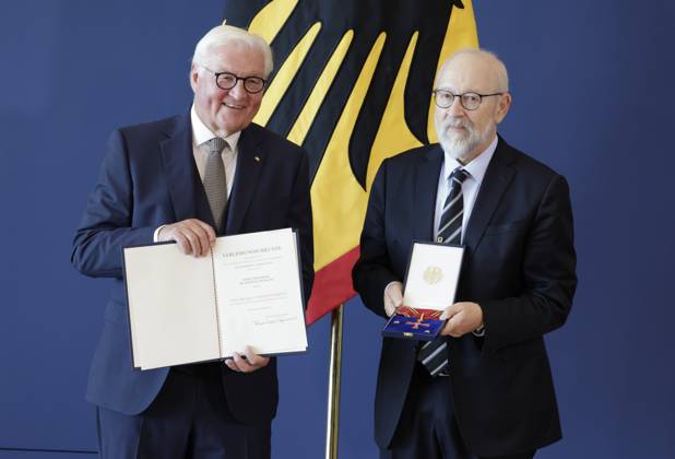 Bundespräsident Frank-Walter Steinmeier, Prof. Dr. Herfried Münkler, Berlin, Deutschland, Berlin, Amtssitz am Spreebogen, Bundespräsident Frank-Walter Steinmeier hat 21 Bürgerinnen und Bürger zum Tag der Deutschen Einheit mit dem Verdienstorden der Bundesrepublik Deutschland ausgezeichnet.