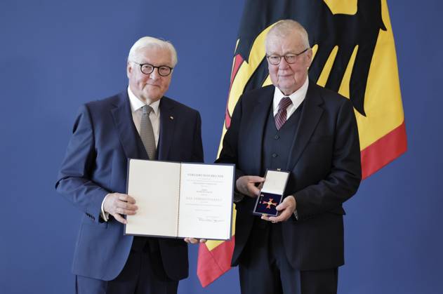 Bundespräsident Frank-Walter Steinmeier, Ruprecht Polenz, Münster Nordrhein-Westfalen, Deutschland, Berlin, Amtssitz am Spreebogen, Bundespräsident Frank-Walter Steinmeier hat 21 Bürgerinnen und Bürger zum Tag der Deutschen Einheit mit dem Verdienstorden der Bundesrepublik Deutschland ausgezeichnet.