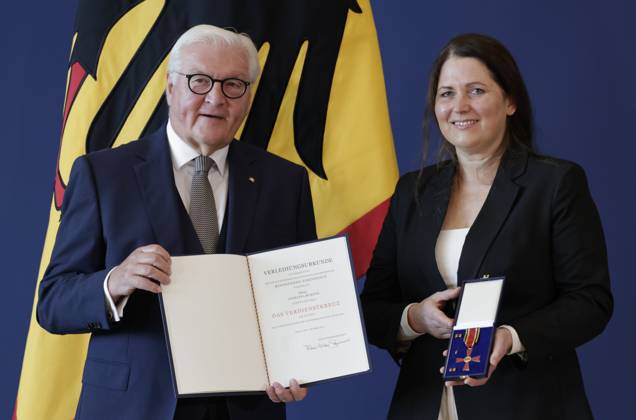 Bundespräsident Frank-Walter Steinmeier, Angelina Burdyk, Schmölln-Putzkau Sachsen Deutschland, Berlin, Amtssitz am Spreebogen, Bundespräsident Frank-Walter Steinmeier hat 21 Bürgerinnen und Bürger zum Tag der Deutschen Einheit mit dem Verdienstorden der Bundesrepublik Deutschland ausgezeichnet.