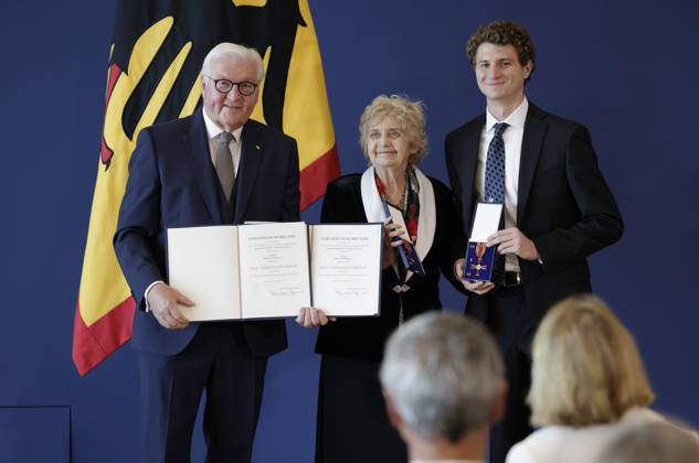 Bundespräsident Frank-Walter Steinmeier, Tova Friedman und Aron Goodman, Highland Park und Morristown, New Jersey USA, Deutschland, Berlin, Amtssitz am Spreebogen, Bundespräsident Frank-Walter Steinmeier hat 21 Bürgerinnen und Bürger zum Tag der Deutschen Einheit mit dem Verdienstorden der Bundesrepublik Deutschland ausgezeichnet.