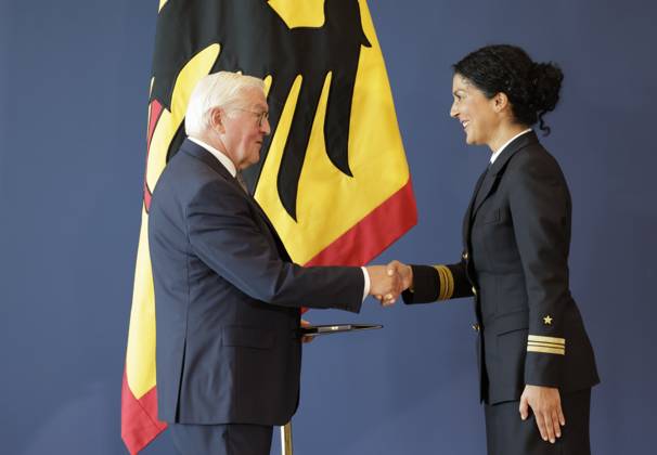 Bundespräsident Frank-Walter Steinmeier, Nariman Hammouti, Hannover Niedersachsen, Deutschland, Berlin, Amtssitz am Spreebogen, Bundespräsident Frank-Walter Steinmeier hat 21 Bürgerinnen und Bürger zum Tag der Deutschen Einheit mit dem Verdienstorden der Bundesrepublik Deutschland ausgezeichnet.