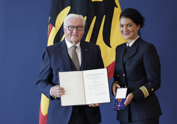 Bundespräsident Frank-Walter Steinmeier, Nariman Hammouti, Hannover Niedersachsen, Deutschland, Berlin, Amtssitz am Spreebogen, Bundespräsident Frank-Walter Steinmeier hat 21 Bürgerinnen und Bürger zum Tag der Deutschen Einheit mit dem Verdienstorden der Bundesrepublik Deutschland ausgezeichnet.