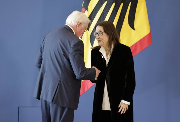 Bundespräsident Frank-Walter Steinmeier, Nana Mouskouri, Genf Schweiz, Deutschland, Berlin, Amtssitz am Spreebogen, Bundespräsident Frank-Walter Steinmeier hat 21 Bürgerinnen und Bürger zum Tag der Deutschen Einheit mit dem Verdienstorden der Bundesrepublik Deutschland ausgezeichnet.