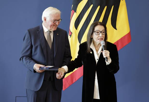 Bundespräsident Frank-Walter Steinmeier, Nana Mouskouri, Genf Schweiz, Deutschland, Berlin, Amtssitz am Spreebogen, Bundespräsident Frank-Walter Steinmeier hat 21 Bürgerinnen und Bürger zum Tag der Deutschen Einheit mit dem Verdienstorden der Bundesrepublik Deutschland ausgezeichnet.