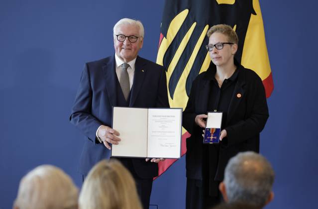 Bundespräsident Frank-Walter Steinmeier, Manja Präkels, Rheinsberg Brandenburg und Berlin, Deutschland, Berlin, Amtssitz am Spreebogen, Bundespräsident Frank-Walter Steinmeier hat 21 Bürgerinnen und Bürger zum Tag der Deutschen Einheit mit dem Verdienstorden der Bundesrepublik Deutschland ausgezeichnet.