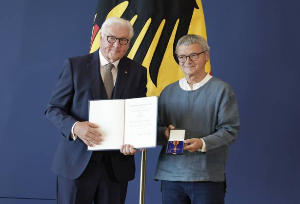 Bundespräsident Frank-Walter Steinmeier, Gerald Richter, Chemnitz Sachsen, Deutschland, Berlin, Amtssitz am Spreebogen, Bundespräsident Frank-Walter Steinmeier hat 21 Bürgerinnen und Bürger zum Tag der Deutschen Einheit mit dem Verdienstorden der Bundesrepublik Deutschland ausgezeichnet.