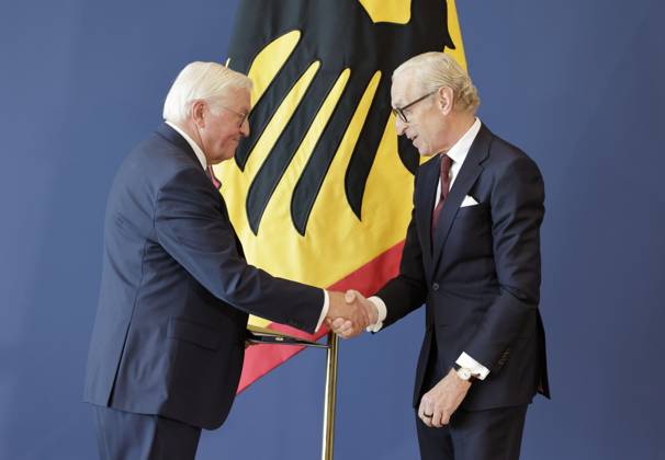 Bundespräsident Frank-Walter Steinmeier, Georg Graf von Waldersee, Hamburg, Deutschland, Berlin, Amtssitz am Spreebogen, Bundespräsident Frank-Walter Steinmeier hat 21 Bürgerinnen und Bürger zum Tag der Deutschen Einheit mit dem Verdienstorden der Bundesrepublik Deutschland ausgezeichnet.