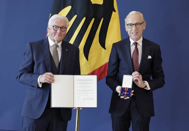 Bundespräsident Frank-Walter Steinmeier, Georg Graf von Waldersee, Hamburg, Deutschland, Berlin, Amtssitz am Spreebogen, Bundespräsident Frank-Walter Steinmeier hat 21 Bürgerinnen und Bürger zum Tag der Deutschen Einheit mit dem Verdienstorden der Bundesrepublik Deutschland ausgezeichnet.
