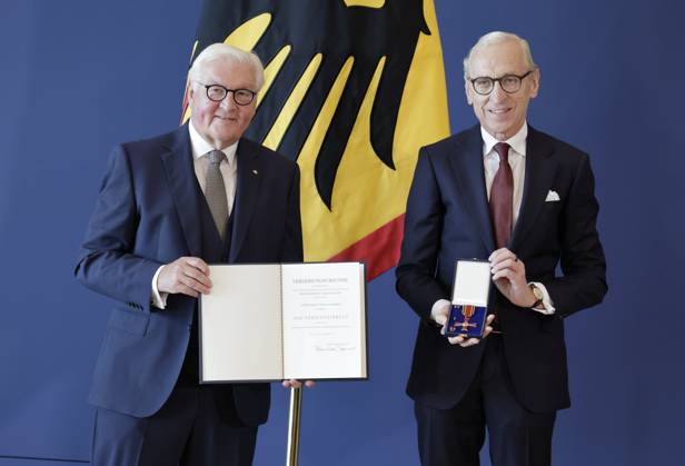 Bundespräsident Frank-Walter Steinmeier, Georg Graf von Waldersee, Hamburg, Deutschland, Berlin, Amtssitz am Spreebogen, Bundespräsident Frank-Walter Steinmeier hat 21 Bürgerinnen und Bürger zum Tag der Deutschen Einheit mit dem Verdienstorden der Bundesrepublik Deutschland ausgezeichnet.