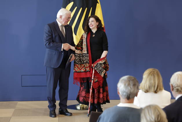 Bundespräsident Frank-Walter Steinmeier, Marina Weisband, Münster Nordrhein-Westfalen, Deutschland, Berlin, Amtssitz am Spreebogen, Bundespräsident Frank-Walter Steinmeier hat 21 Bürgerinnen und Bürger zum Tag der Deutschen Einheit mit dem Verdienstorden der Bundesrepublik Deutschland ausgezeichnet.