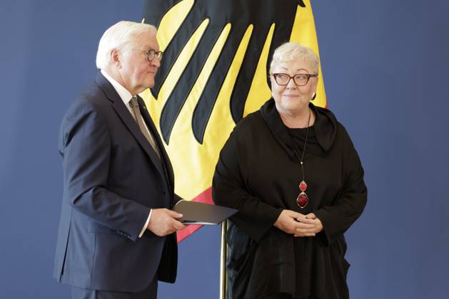 Bundespräsident Frank-Walter Steinmeier, Evelyn Zupke, Hamburg, Deutschland, Berlin, Amtssitz am Spreebogen, Bundespräsident Frank-Walter Steinmeier hat 21 Bürgerinnen und Bürger zum Tag der Deutschen Einheit mit dem Verdienstorden der Bundesrepublik Deutschland ausgezeichnet.