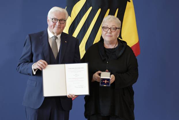 Bundespräsident Frank-Walter Steinmeier, Evelyn Zupke, Hamburg, Deutschland, Berlin, Amtssitz am Spreebogen, Bundespräsident Frank-Walter Steinmeier hat 21 Bürgerinnen und Bürger zum Tag der Deutschen Einheit mit dem Verdienstorden der Bundesrepublik Deutschland ausgezeichnet.