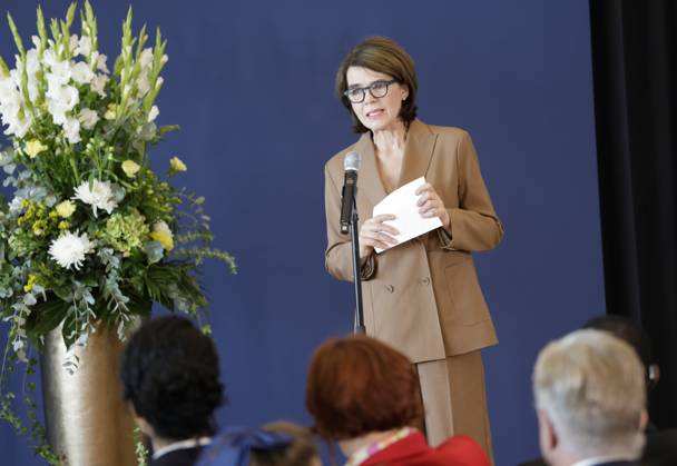 Susanne Daubner, Moderation, Deutschland, Berlin, Amtssitz am Spreebogen, Bundespräsident Frank-Walter Steinmeier hat 21 Bürgerinnen und Bürger zum Tag der Deutschen Einheit mit dem Verdienstorden der Bundesrepublik Deutschland ausgezeichnet.