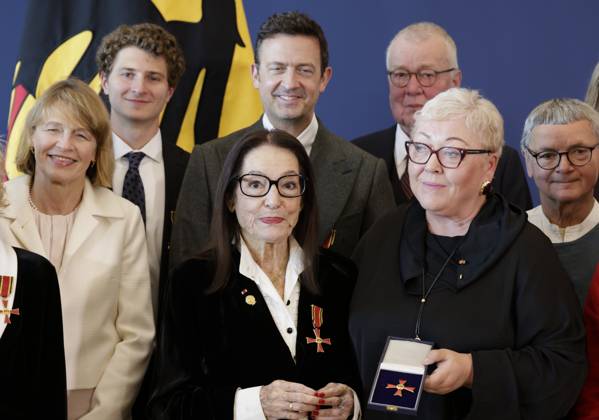 Elke Büdenbender, Nana Mouskouri, Evelyn Zupke, Deutschland, Berlin, Amtssitz am Spreebogen, Bundespräsident Frank-Walter Steinmeier hat 21 Bürgerinnen und Bürger zum Tag der Deutschen Einheit mit dem Verdienstorden der Bundesrepublik Deutschland ausgezeichnet.