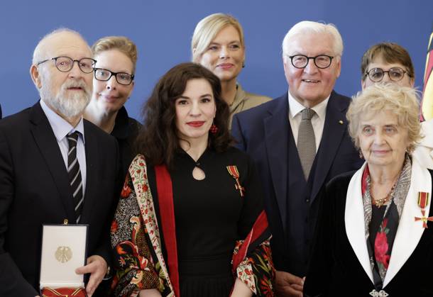 Bundespräsident Frank-Walter Steinmeier , Deutschland, Berlin, Amtssitz am Spreebogen, Bundespräsident Frank-Walter Steinmeier hat 21 Bürgerinnen und Bürger zum Tag der Deutschen Einheit mit dem Verdienstorden der Bundesrepublik Deutschland ausgezeichnet.