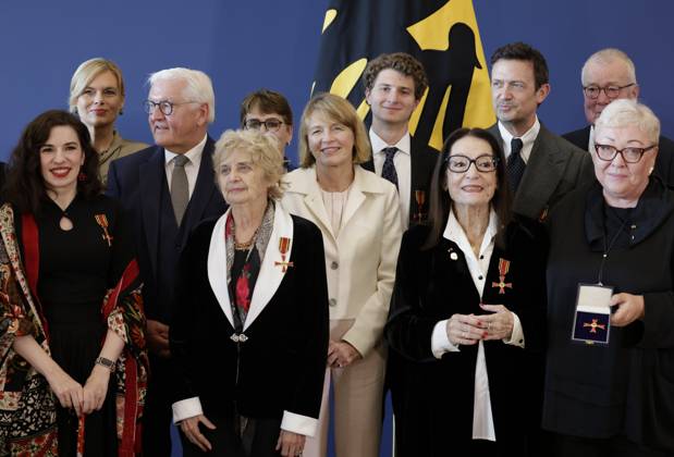 Bundespräsident Frank-Walter Steinmeier , Deutschland, Berlin, Amtssitz am Spreebogen, Bundespräsident Frank-Walter Steinmeier hat 21 Bürgerinnen und Bürger zum Tag der Deutschen Einheit mit dem Verdienstorden der Bundesrepublik Deutschland ausgezeichnet.