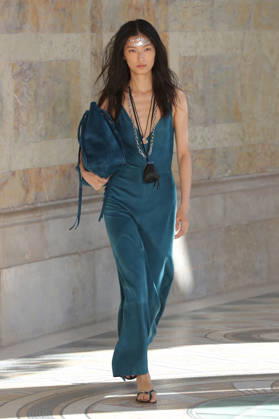 PFW - Gabriela Hearst Runway A model walks the runway during Gabriela Hearst Women s Spring Summer 2027 show as part of Paris Fashion Week on October 5, 2026 in Paris, France. Photo by Alain-Gil Gonzalez ABACAPRESS.COM Paris France  Copyright: xGonzalezxAlain-Gil ABACAx