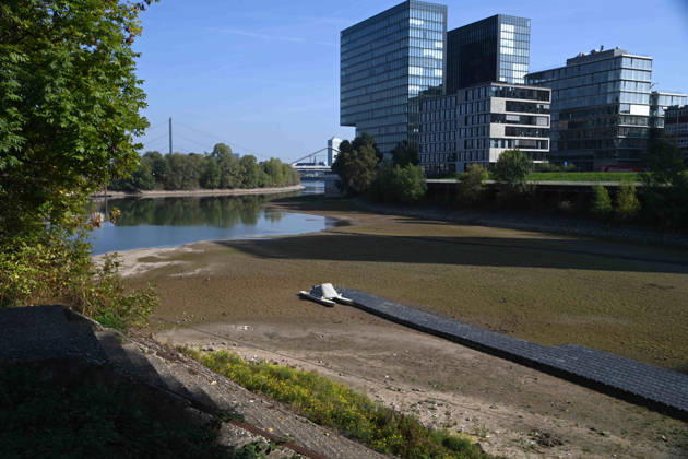 Das Niedrigwasser im Duesseldorfer Hafen hat eine grosse Sandbank freigelegt, Steine und Sand am Ufer, Hafenbecken A, auf dem Grund ein Motorboot, Katamaran, Duesseldorf am 05.10.2026,