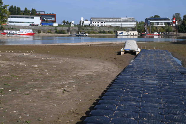 Das Niedrigwasser im Duesseldorfer Hafen hat eine grosse Sandbank freigelegt, Steine und Sand am Ufer, Hafenbecken A, auf dem Grund ein Motorboot, Katamaran, Duesseldorf am 05.10.2026,