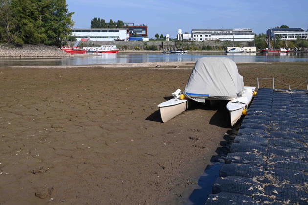 Das Niedrigwasser im Duesseldorfer Hafen hat eine grosse Sandbank freigelegt, Steine und Sand am Ufer, Hafenbecken A, auf dem Grund ein Motorboot, Katamaran, Duesseldorf am 05.10.2026,