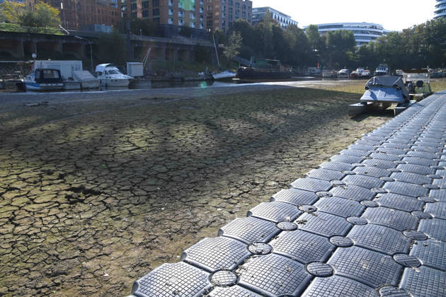 Das Niedrigwasser im Duesseldorfer Hafen hat eine grosse Sandbank freigelegt, Steine und Sand am Ufer, Hafenbecken A, Motorboote und Yachten liegen auf dem Grund, Duesseldorf am 05.10.2026,