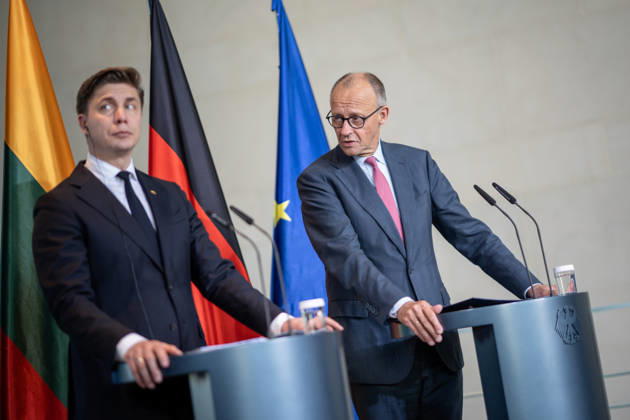 Bundeskanzler Friedrich Merz (rechts) mit seine Gast Mindaugas SinkeviÄius, Premierminister Litauen, im Bundeskanzleramt, gemeinsame Pressestatements;Bundeskanzler empfängt Premierminister der Republik Litauen im Bundeskanzleramt, Berlin Berlin Deutschland Bundeskanzleramt