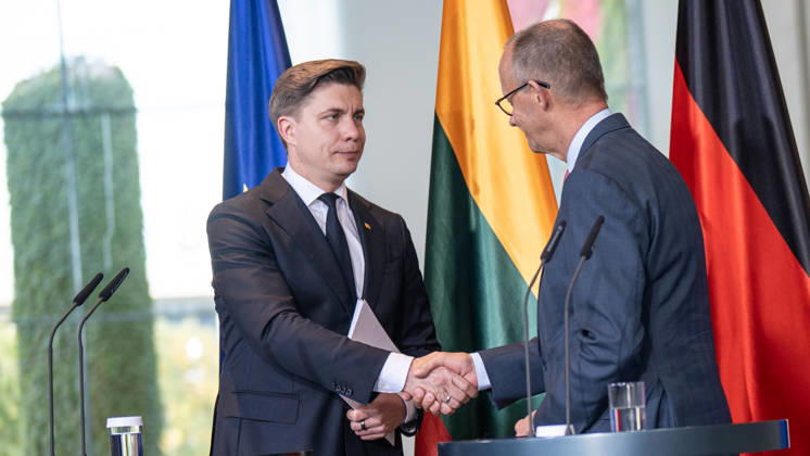 Bundeskanzler Friedrich Merz (rechts) mit seine Gast Mindaugas SinkeviÄius, Premierminister Litauen, im Bundeskanzleramt, gemeinsame Pressestatements;Bundeskanzler empfängt Premierminister der Republik Litauen im Bundeskanzleramt, Berlin Berlin Deutschland Bundeskanzleramt