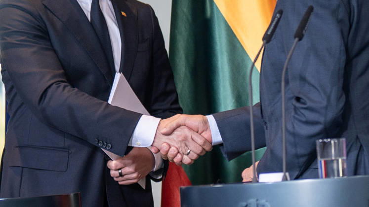 Bundeskanzler Friedrich Merz (rechts) mit seine Gast Mindaugas SinkeviÄius, Premierminister Litauen, im Bundeskanzleramt, gemeinsame Pressestatements;Bundeskanzler empfängt Premierminister der Republik Litauen im Bundeskanzleramt, Berlin Berlin Deutschland Bundeskanzleramt
