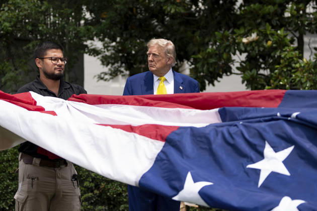 October 5, 2026, Washington, Dc, United States of America: An American flag is raised on a newly installed flagpole on the South Lawn of the White House as U.S. President Donald Trump, family members and guests look on, June 18, 2025 in Washington, D.C. The flag was raised on one of two new flagpoles Trump had installed on the North and South Lawns of the White House, which he said he paid for personally. Washington United States of America - ZUMAp138 20261005_zaa_p138_090 Copyright: xAndreaxHanks WhitexHousex