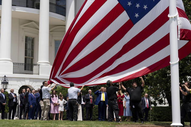 October 5, 2026, Washington, Dc, United States of America: An American flag is raised on a newly installed flagpole on the South Lawn of the White House as U.S. President Donald Trump, family members and guests look on, June 18, 2025 in Washington, D.C. The flag was raised on one of two new flagpoles Trump had installed on the North and South Lawns of the White House, which he said he paid for personally. Washington United States of America - ZUMAp138 20261005_zaa_p138_096 Copyright: xAndreaxHanks WhitexHousex