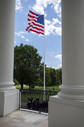 October 5, 2026, Washington, Dc, United States of America: An American flag flies from a newly installed flagpole on the South Lawn of the White House, with the Washington Monument in the distance, June 18, 2025 in Washington, D.C. The flag was raised on one of two new flagpoles Trump had installed on the North and South Lawns of the White House, which he said he paid for personally. Washington United States of America - ZUMAp138 20261005_zaa_p138_077 Copyright: xMollyxRiley WhitexHousex
